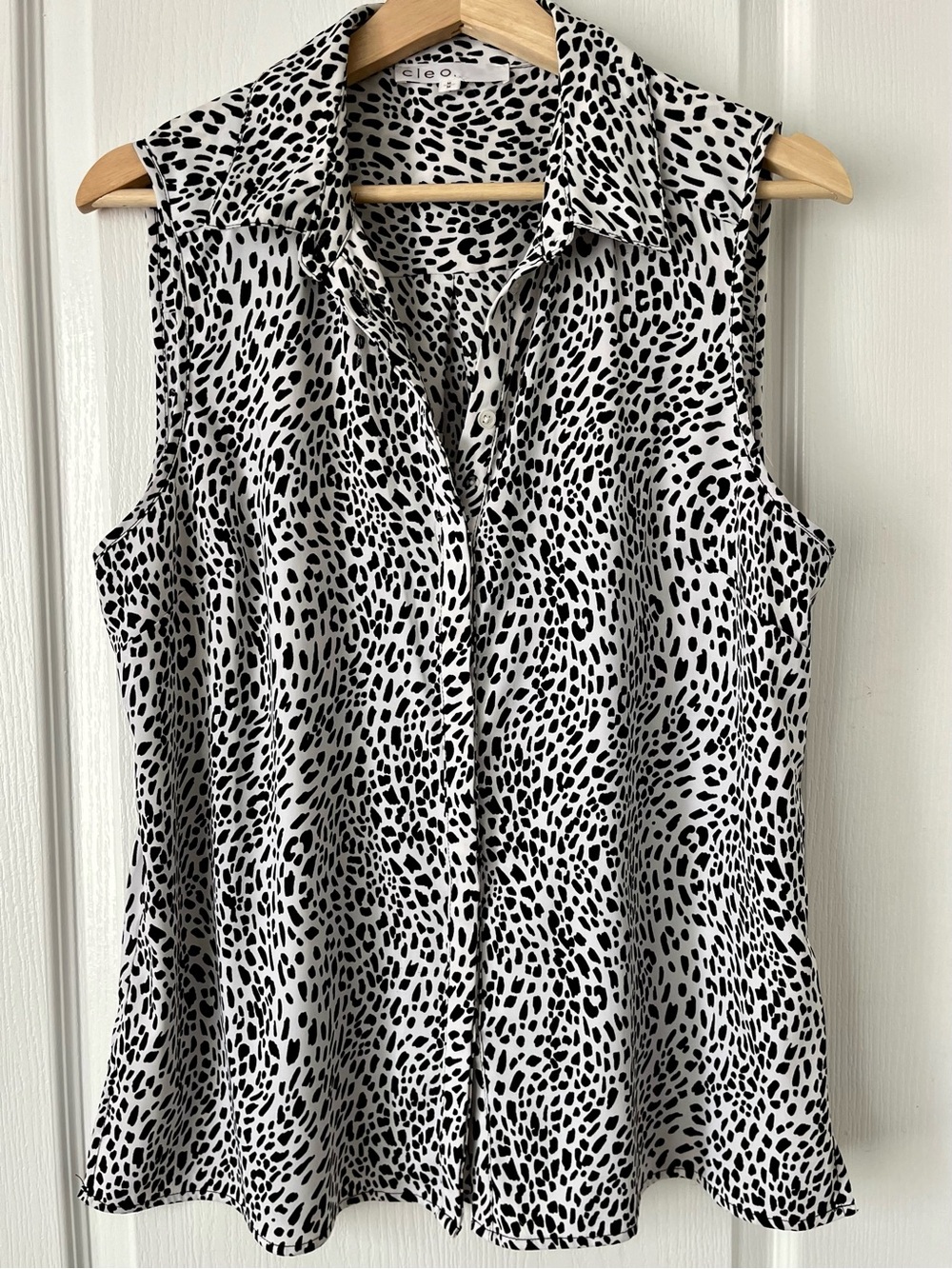 CLEO Black & White Sleeveless Button-Down Top Medium